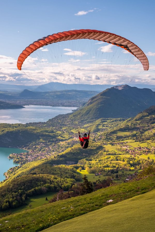 Faites le grand saut en parapente sur le lac Annecy